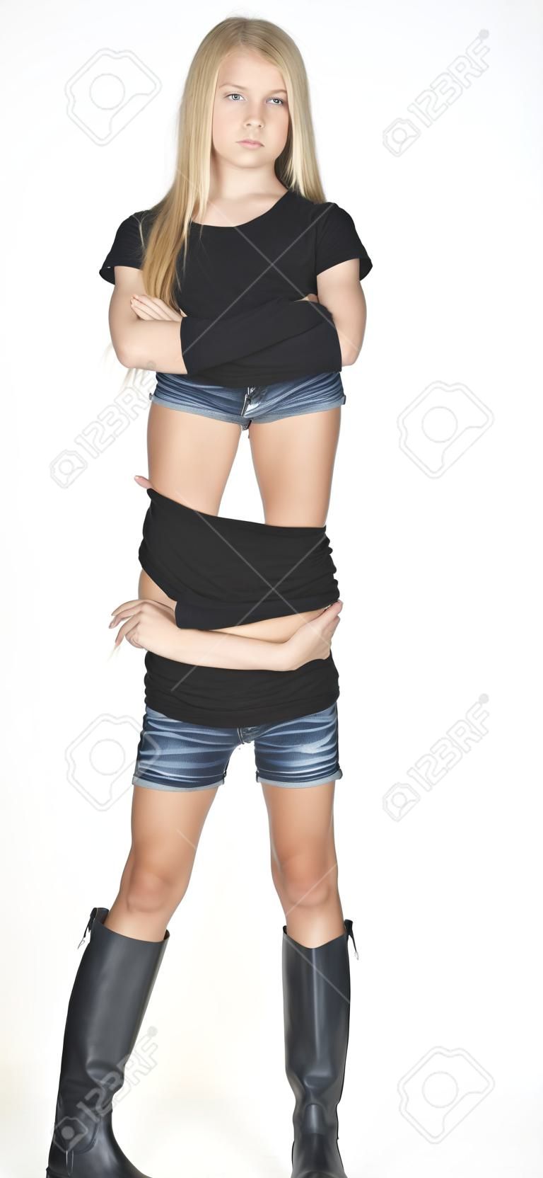 Tough Blond Teen Girl en botas de cuero y pantalones cortos