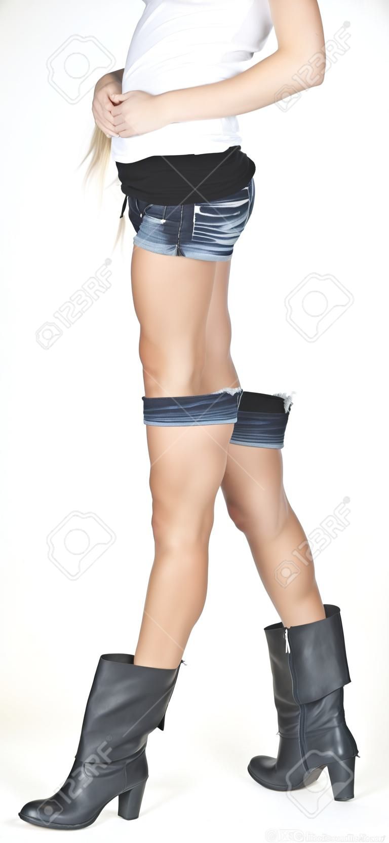 Tough Blond tiener meisje in lederen laarzen en shorts