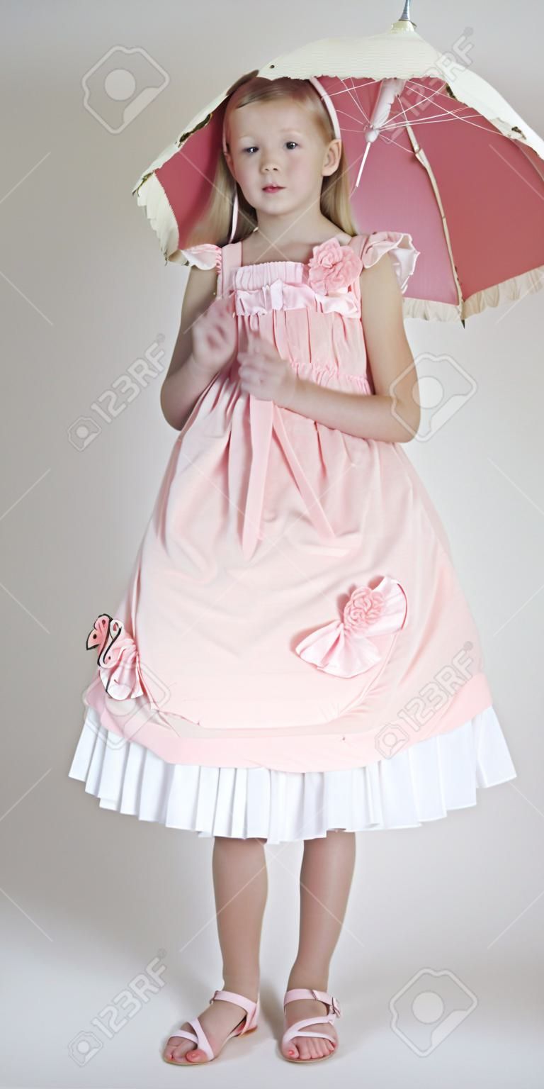 Lány egy rózsaszín húsvéti ruha