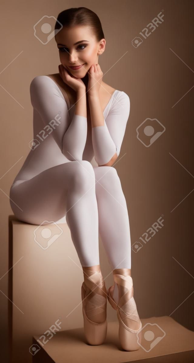 Ballerina posiert in einem Studio-Einstellung