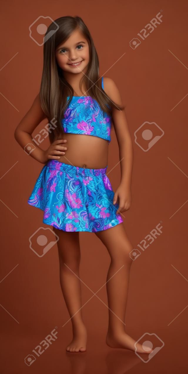 Preteen menina posing em um swim suit