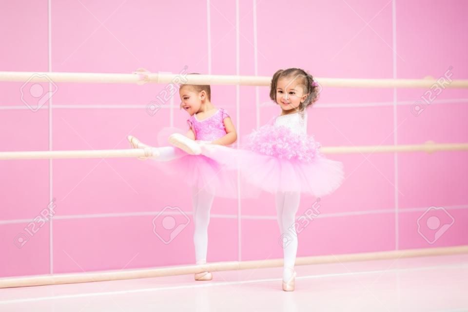 Kleine Ballerina Mädchen in einem rosa Tutu. Entzückendes Kind tanzt klassisches Ballett in einem weißen Studio. Kinder tanzen. Kids Durchführung. Junge begnadeter Tänzer in einer Klasse. Vorschulkind nehmen Kunstunterricht.