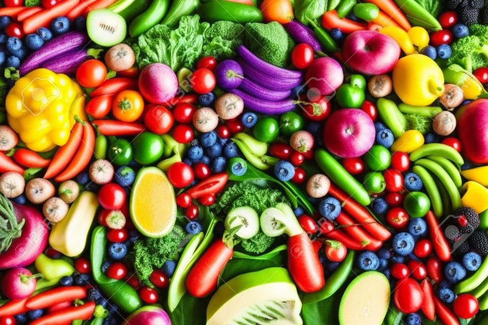 小男孩用各種水果和蔬菜。生鮮水果和蔬菜繽紛的彩虹。兒童吃健康的零食。素食營養的孩子。維生素對兒童。俯視圖。