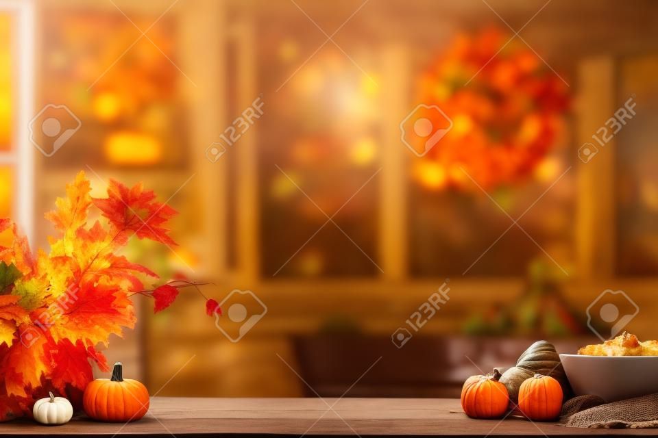 Thanksgiving-Dinner-Vorbereitung. Tisch mit Kürbis, Karotten und Zwiebeln für Herbstkuchen. Dekorierte Küche in der Halloween-Saison. Kochfest fest. Herbstgemüse der Saison.