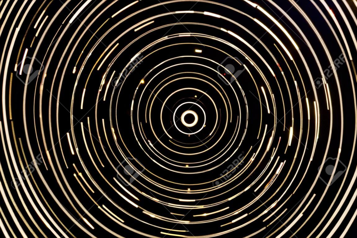 As partículas giram em torno de seu centro com fundo escuro, renderização 3D. Desenho digital de computador.