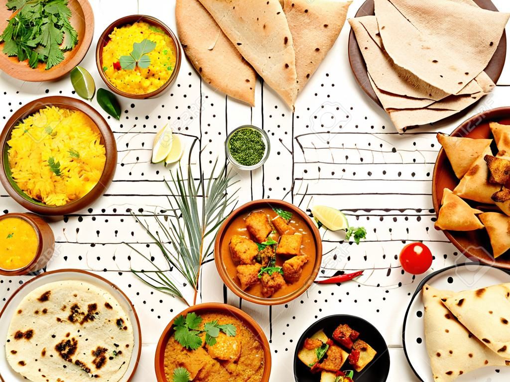 인도 요리: 티카 마살라, 달, 파니르, 사모사, 차파티, 처트니, 향신료. 흰색 나무 배경에 인도 음식입니다. 텍스트 복사 공간이 있는 다양한 인도 식사. 평면도 또는 평면도.