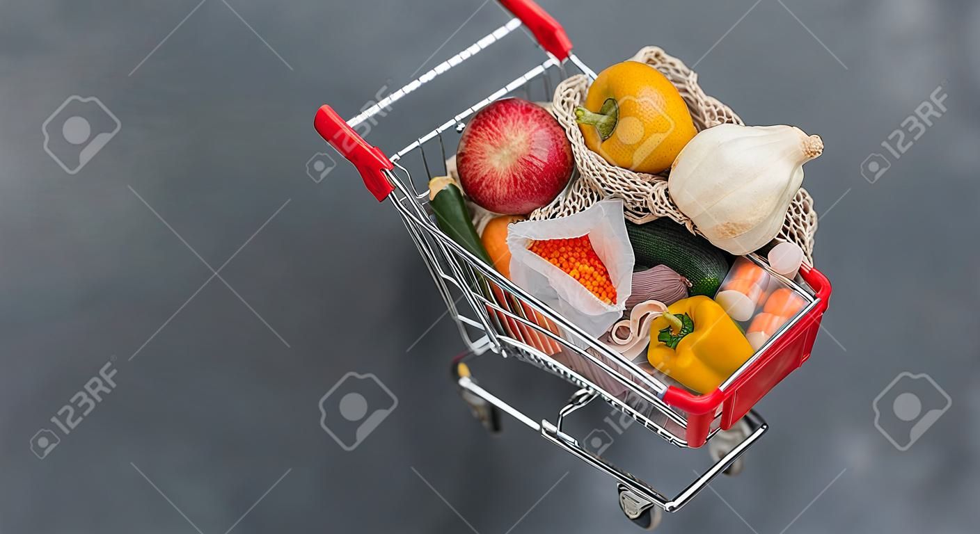 Owoce, warzywa, ziarna w torebkach tekstylnych wielokrotnego użytku w koszyku. widok z góry lub płaski. skopiuj miejsce. wózek z jedzeniem z bliska, studio strzał. marnowanie żywności, koncepcja zakupów zero odpadów. transparent