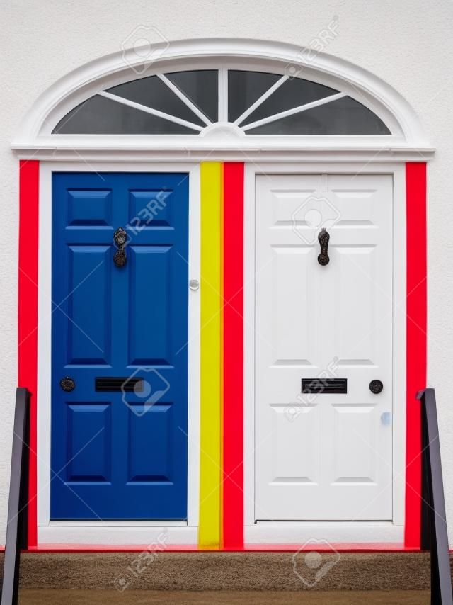 twee deuren met heldere kleuren bij de ingang van een huis in Noord-Europa