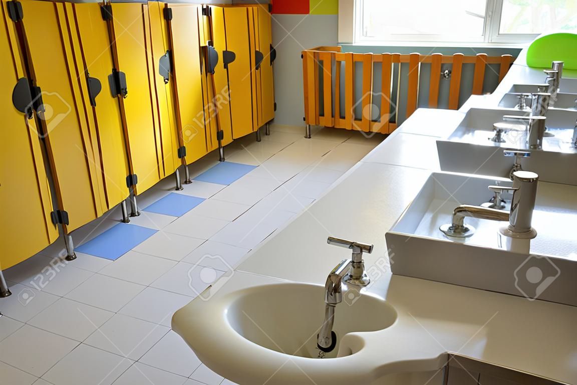 在一所學校的幼兒浴室和小水池