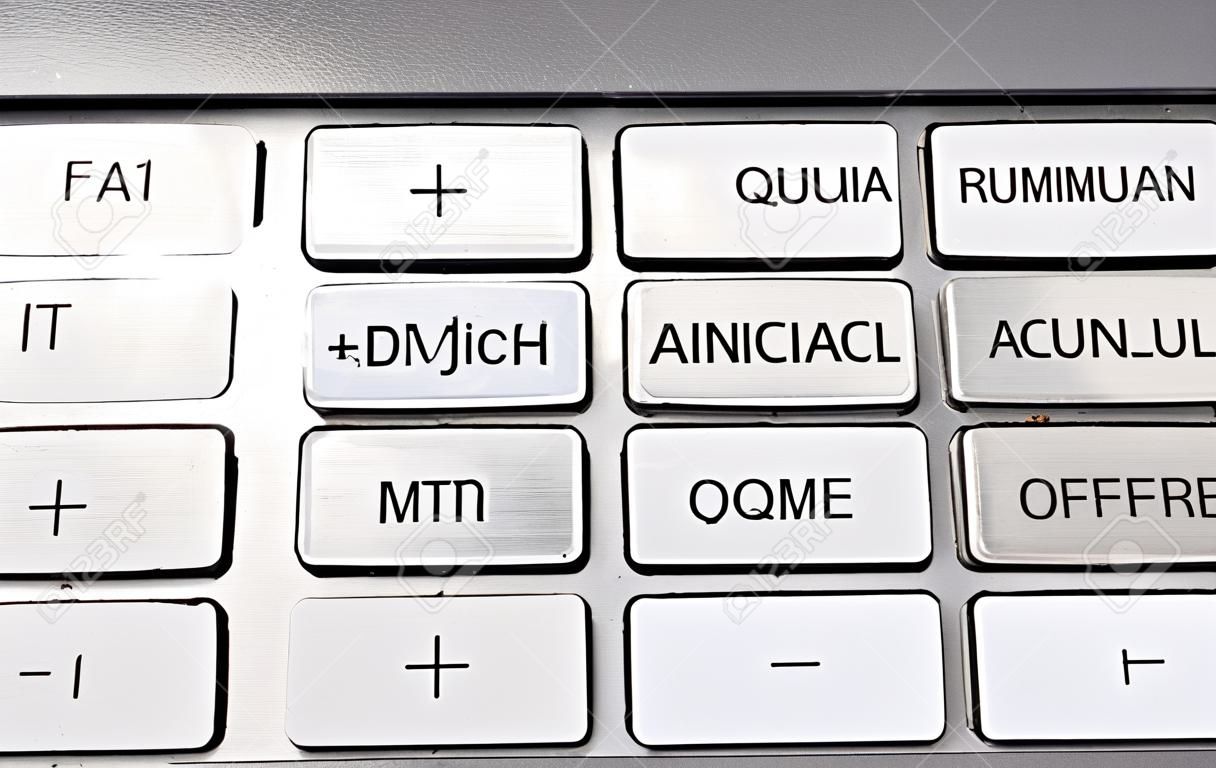 índice que confirma el código secreto en el teclado de un cajero automático para retirar dinero en efectivo
