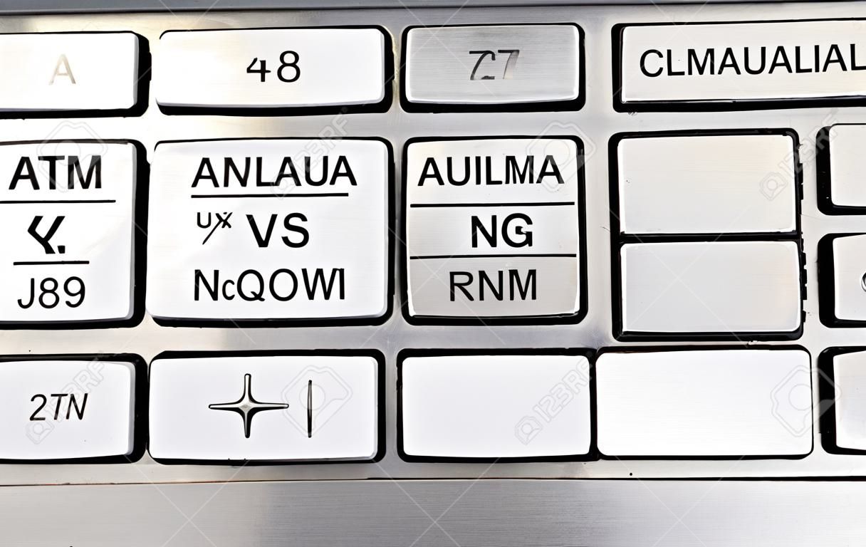 índice que confirma el código secreto en el teclado de un cajero automático para retirar dinero en efectivo