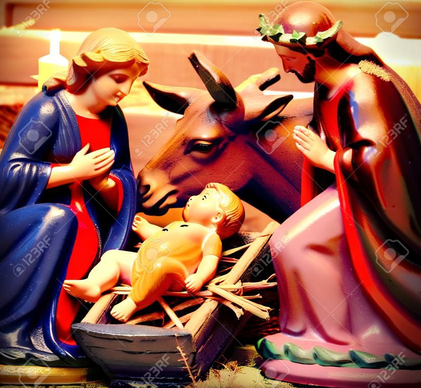 Starożytne posągi Maryi Świętego Józefa Dzieciątka Jezus w żłobie na Boże Narodzenie