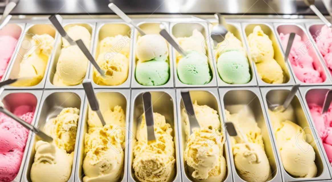 意大利冰淇淋店里有很多托盘的冰淇淋