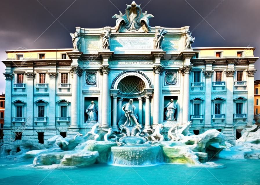 Wielka fontanna trevi w rzymie we włoszech i posąg boga neptuna bez ludzi