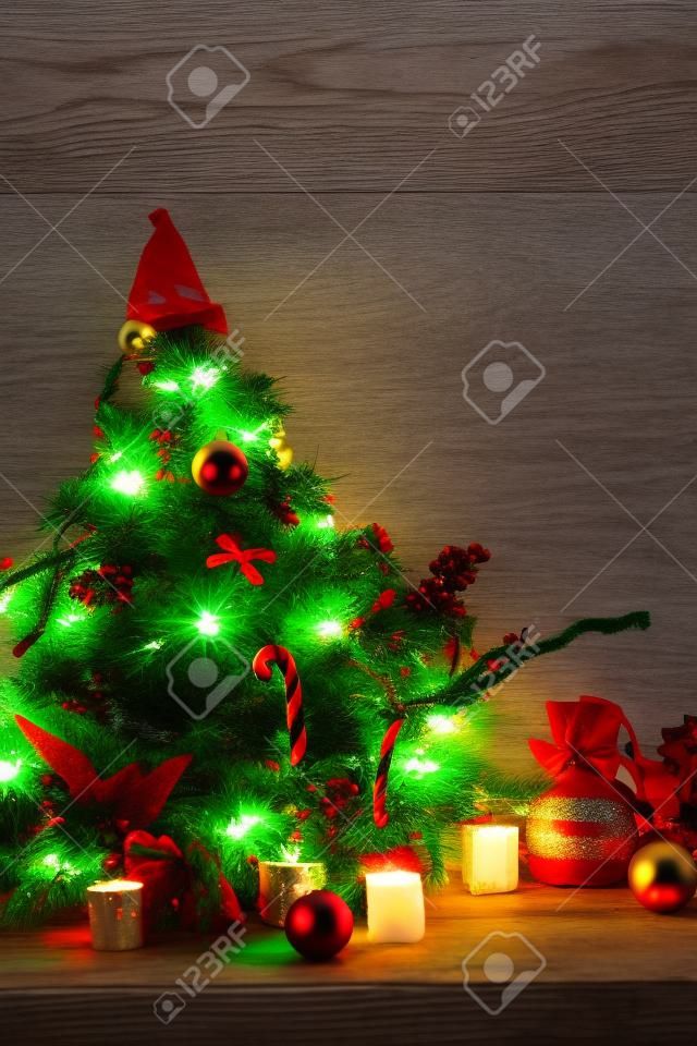 Décoration d'arbre de Noël sur la table en bois