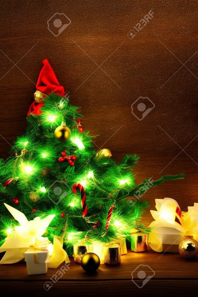 Decorazione dell & # 39 ; albero di Natale sul tavolo di legno