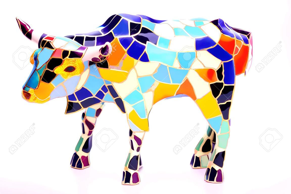 Miniature statua del toro multicolore in stile Gaudi - souvenir tradizionali da Barcellona (Spagna). Questo non è oggetto d'arte, solo regalo economico spagnolo.