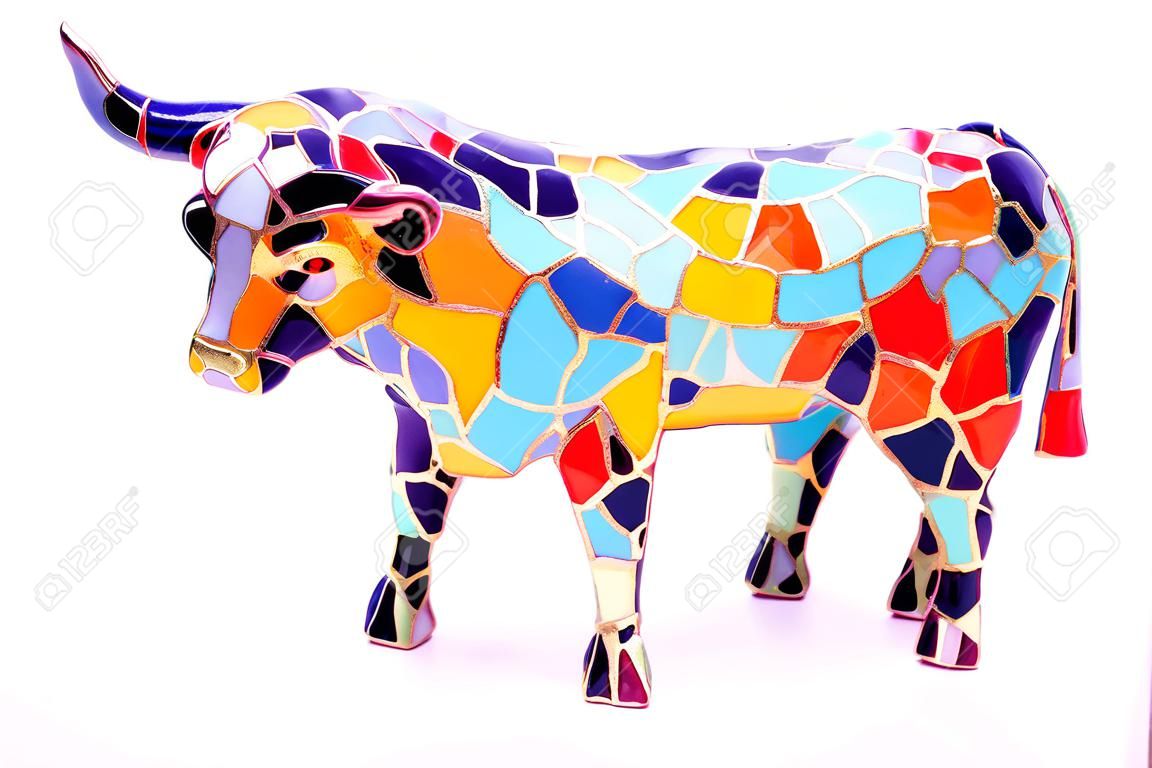 ミニチュア ガウディ スタイル - Barcelona(Spain) の伝統的なお土産で雄牛の色とりどりの像。アート オブジェクト, 安価なスペイン ギフトだけではありません。