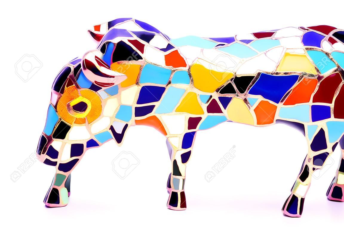 Miniatuur veelkleurig standbeeld van stier in Gaudi-stijl - traditionele souvenir uit Barcelona(Spanje). Dit is geen kunstobject, alleen goedkoop spaans cadeau.