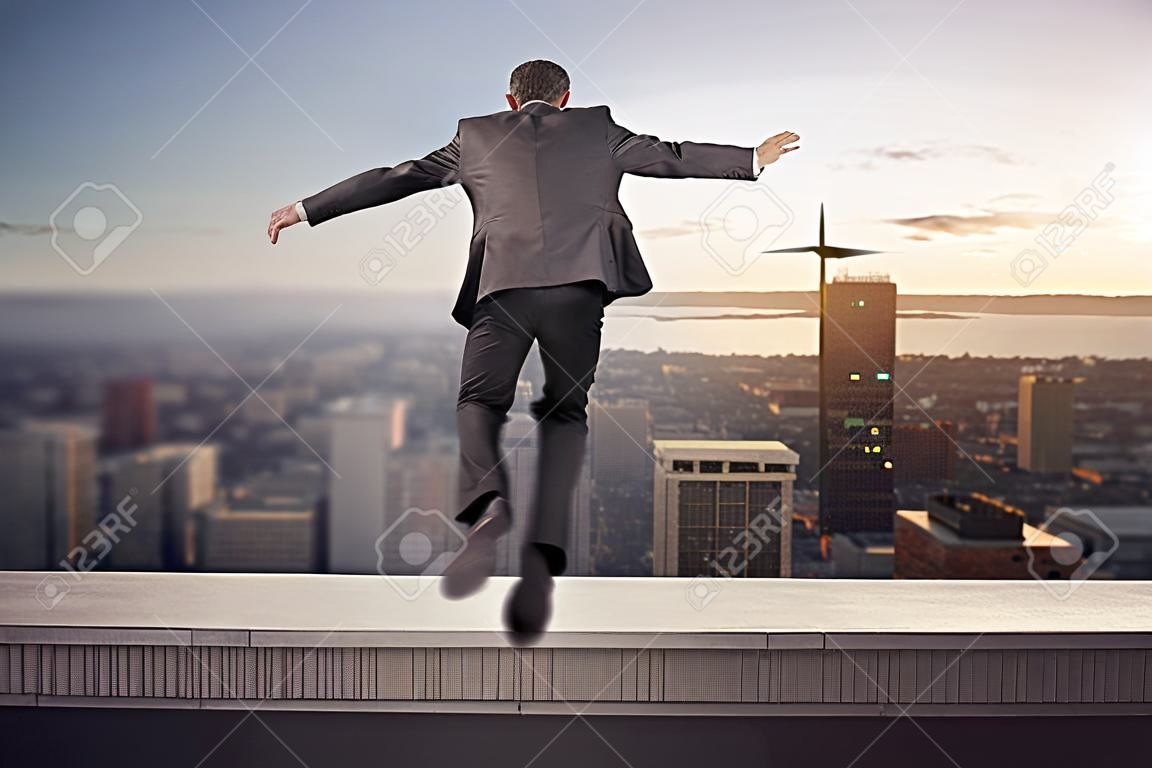 Problemas empresario saltando desde lo alto de un edificio