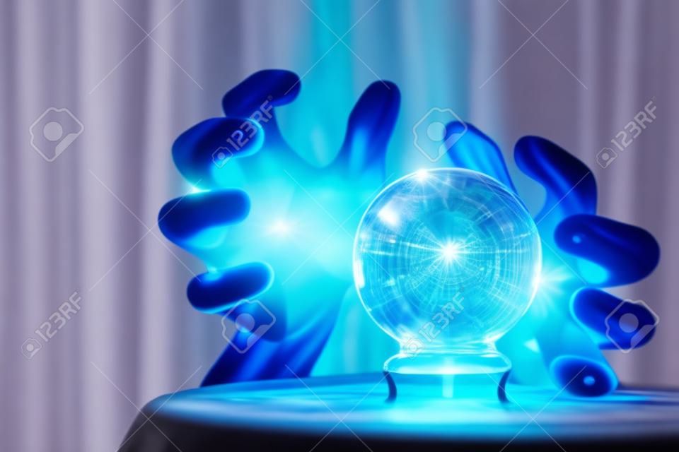 Bola de cristal mágica sobre una mesa