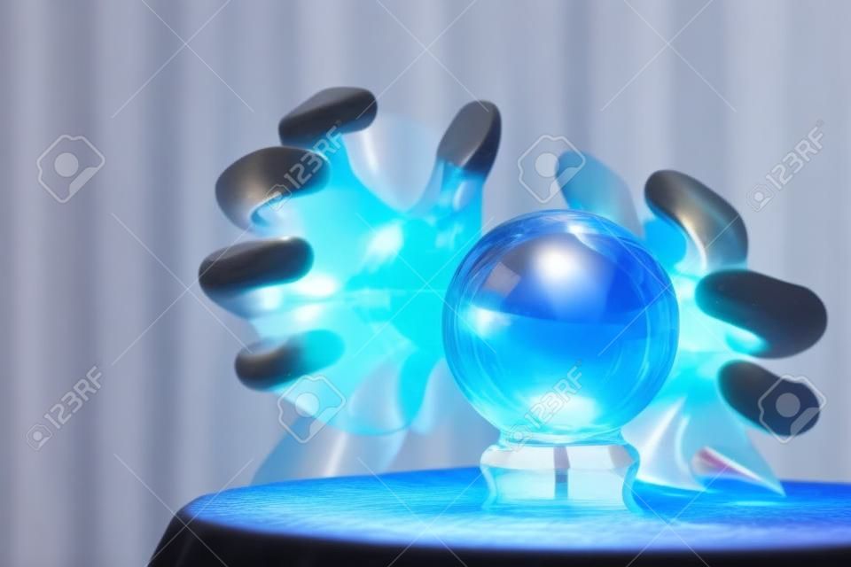 Magie boule de cristal sur une table