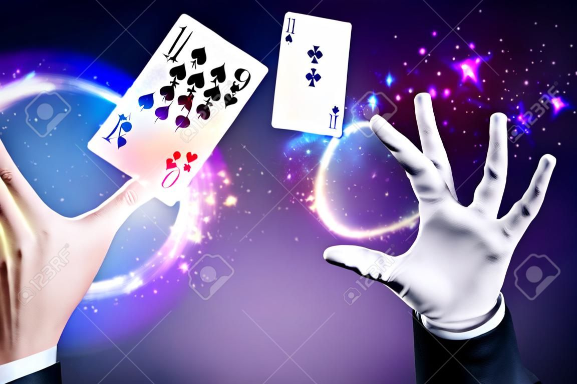 Manos del mago con las tarjetas de magia