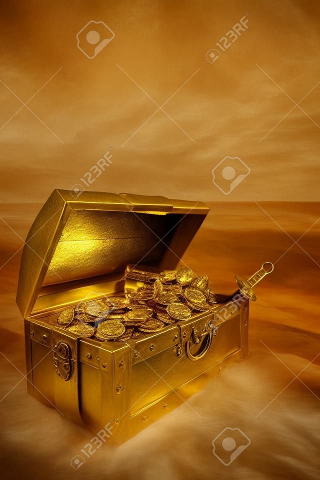 cofre del tesoro abierto con oro shinny