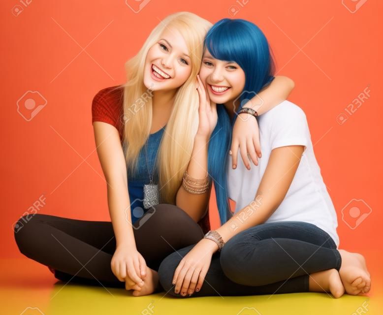 retrato de dos chicas adolescentes atractivos el mejor amigo que se divierten