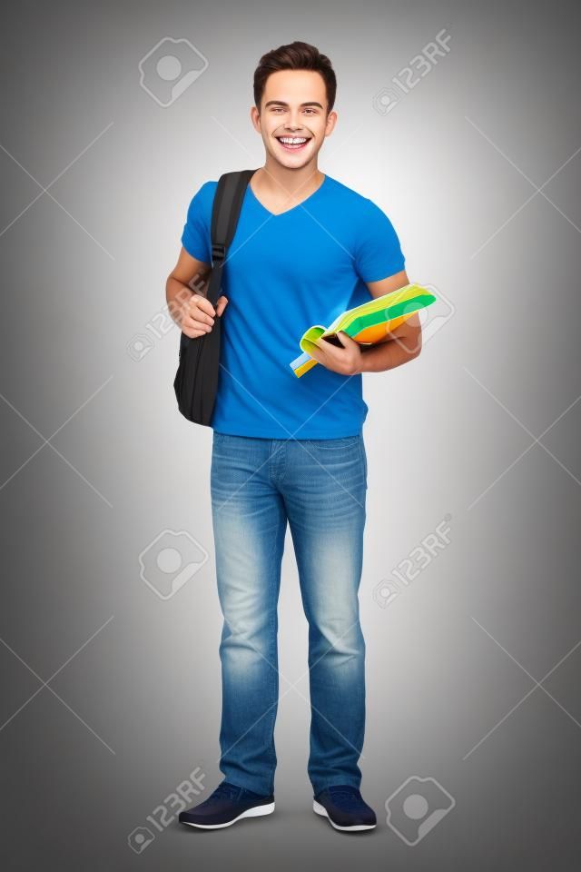 Retrato de un estudiante universitario sonriendo feliz con el libro y la bolsa aisladas sobre fondo blanco