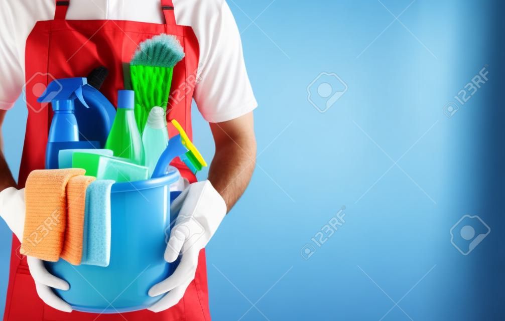 Retrato de hombre con equipos de limpieza listo para limpiar la casa