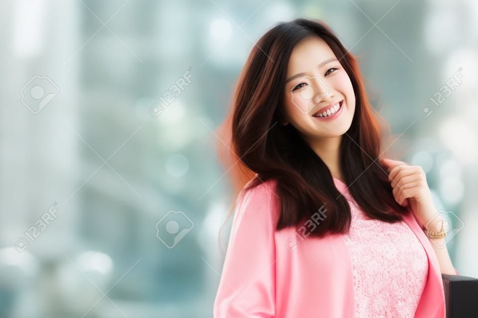 Um, retrato, de, um, bonito, mulher asian, sorrindo brilhantemente, câmera
