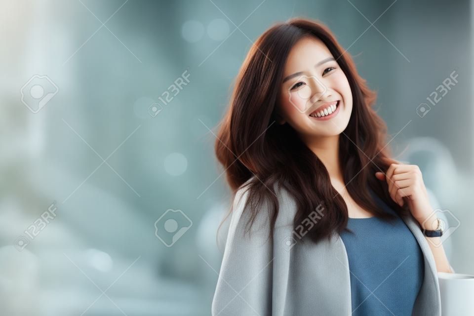 Un portrait d'une belle femme asiatique avec un grand sourire à la caméra