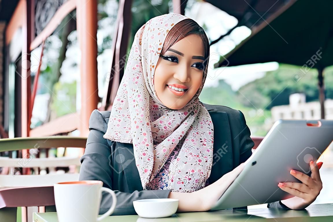 Jeune femme d'affaires sur une pause-café. Utilisation de l'ordinateur tablette