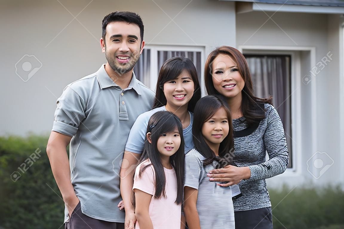 幸福的亞洲家庭，在他們家門口