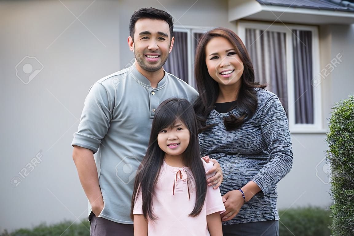 幸福的亞洲家庭，在他們家門口
