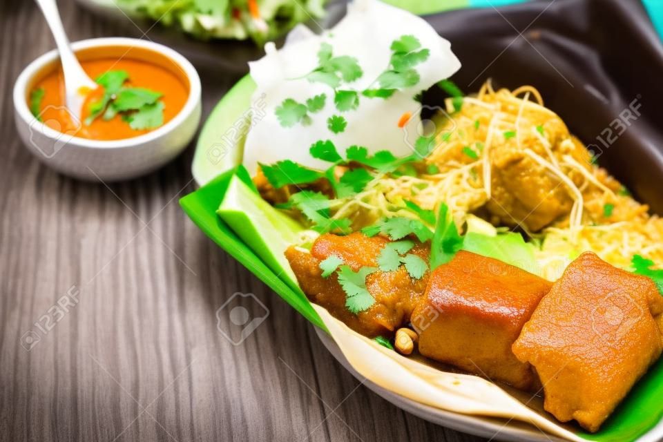 ナシペケル。野菜とピーナッツソース。インドネシアのトラッドショナルフード