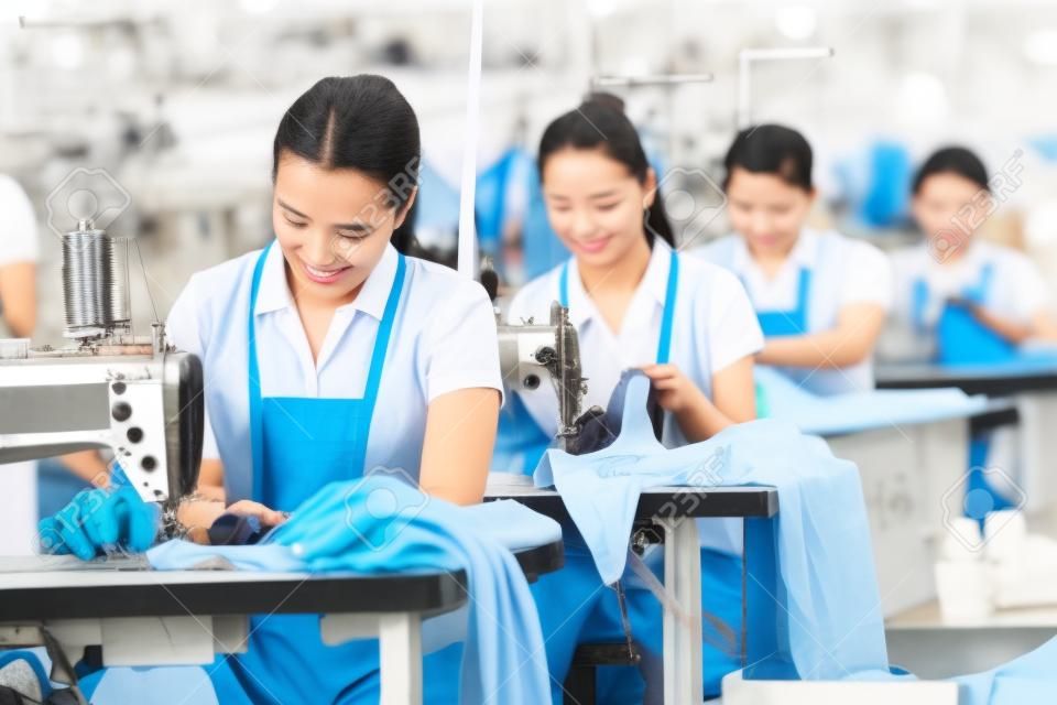 azjatyccy pracownicy w fabryce odzieży szycie z przemysłowym szyciem m
