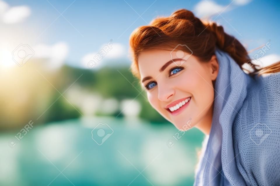 Mulher caucasiana olhando ao redor do lado do lago