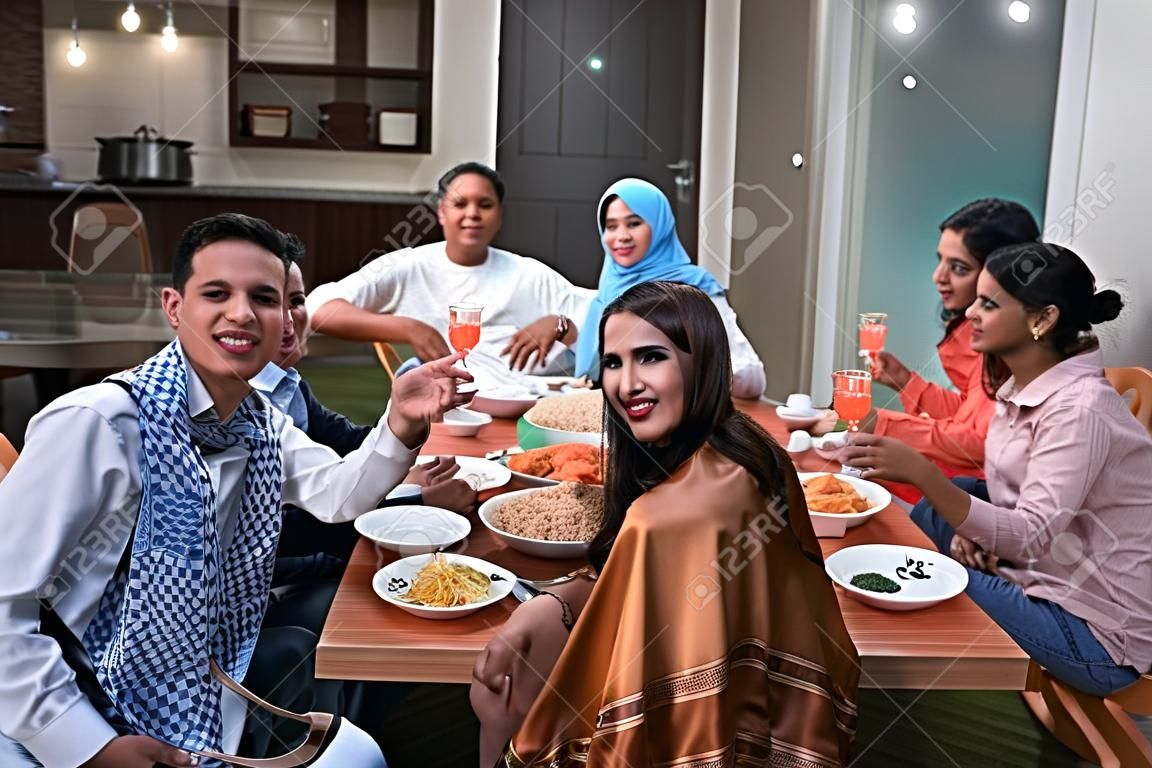 amici che si riuniscono goditi il pasto iftar