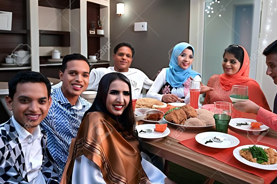 gromadzący się przyjaciele cieszą się posiłkiem iftar