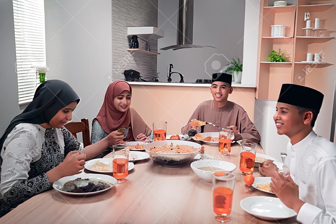 feliz muçulmano ter jantar em casa pausa jejum em ramadan