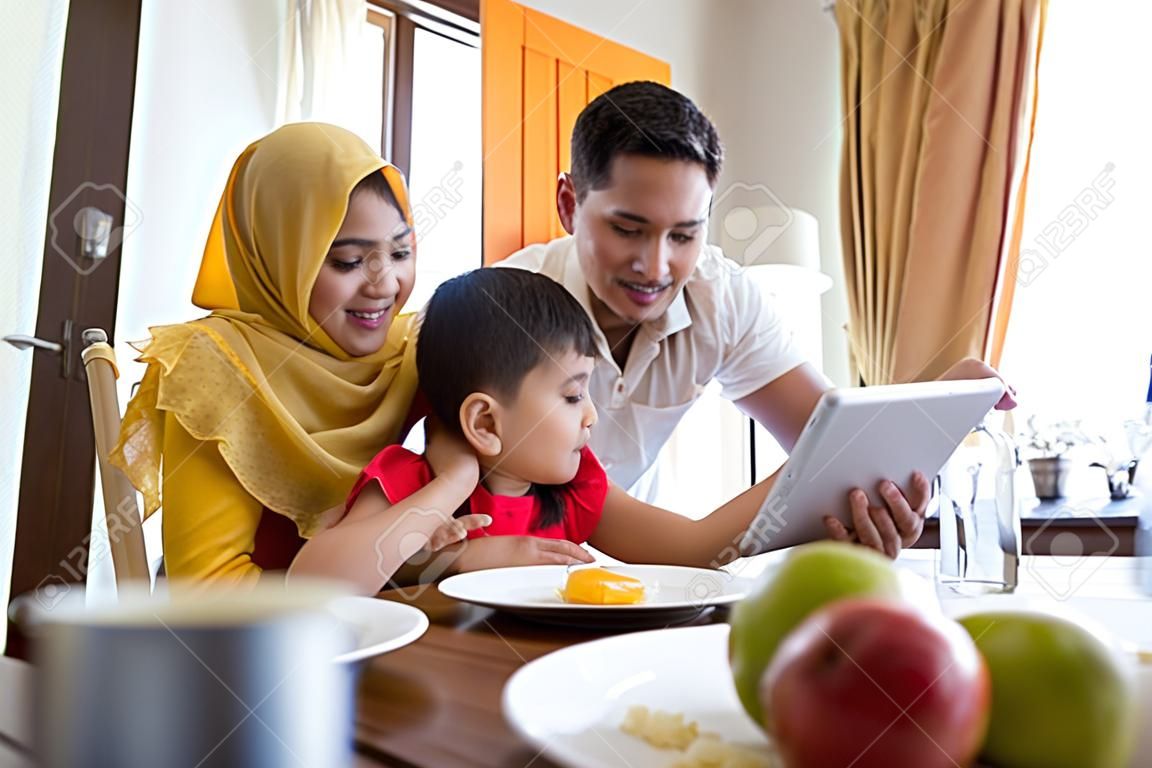 Dzieci i rodzice przy użyciu komputera typu tablet