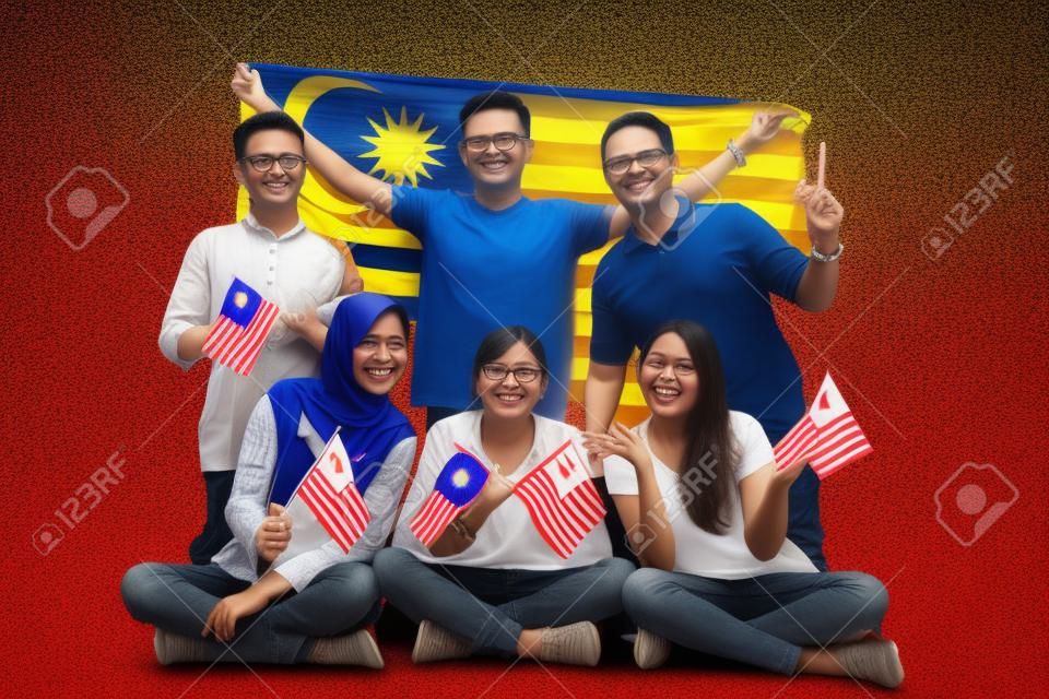 독립 기념일을 축하하는 말레이시아 국기를 들고 있는 사람들