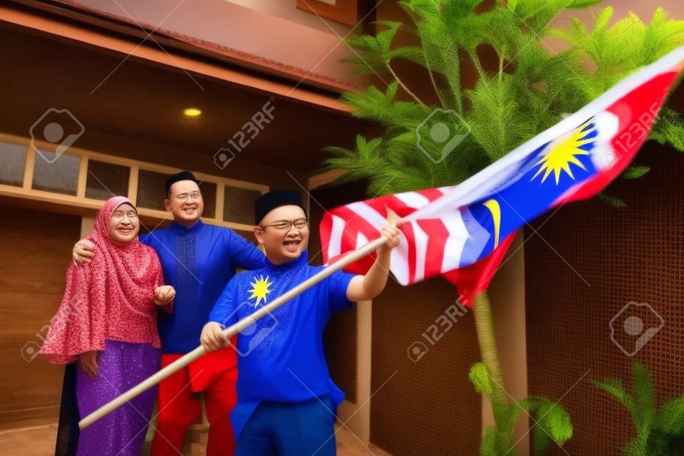 Maleisische familie vieren Malaysia onafhankelijkheidsdag