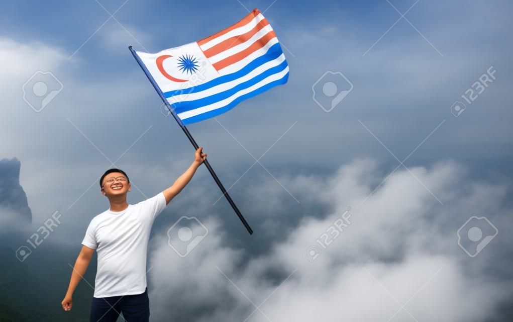 homem asiático, com, malaysia, bandeira, ficar, orgulhosamente, em, topo, de, colina