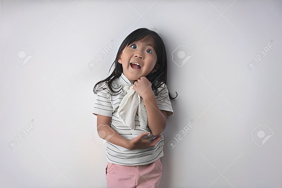 azjatycka śliczna mała dziewczynka zaskoczona patrząc w górę