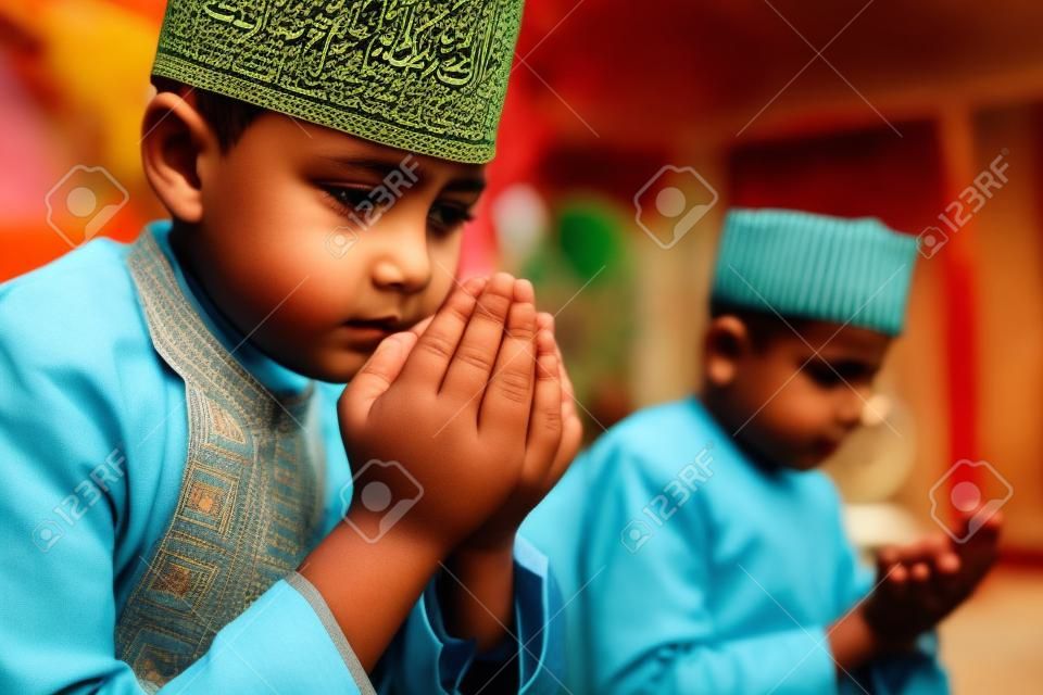 kid muslim praying to god