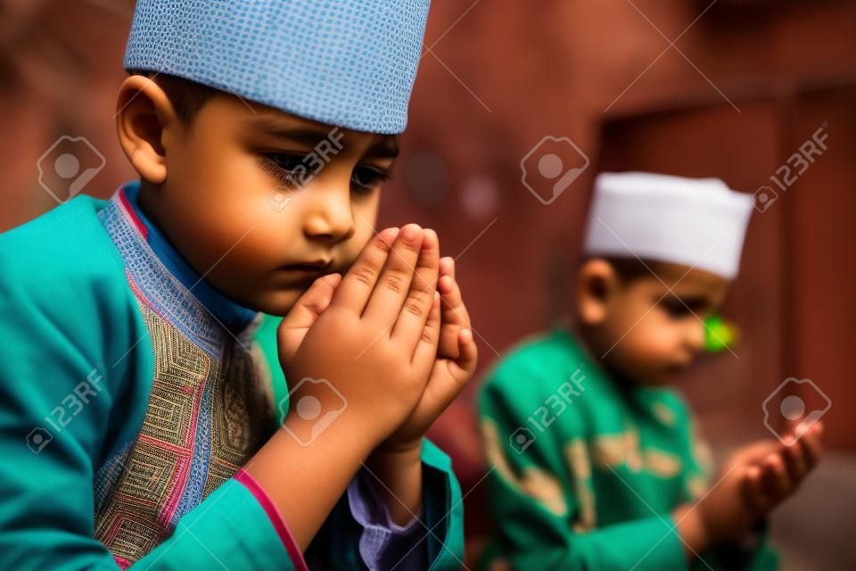 kid muslim praying to god