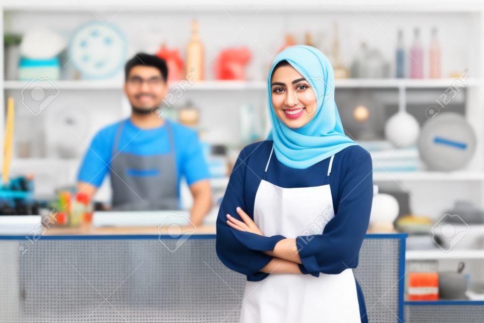 Propriétaire d'une petite entreprise asiatique musulmane réussie